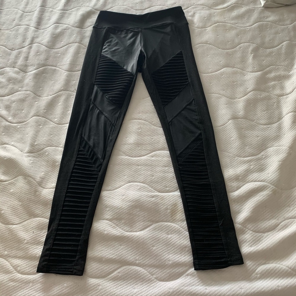 Black patterned leggings